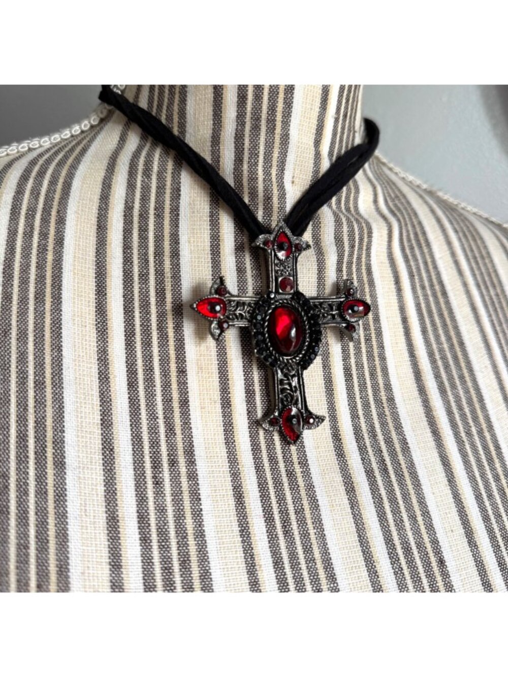 Vintage 90s Gothic Cross Necklace Three Strand Velvet Chain Red Black Pewter - Picture 4 of 5